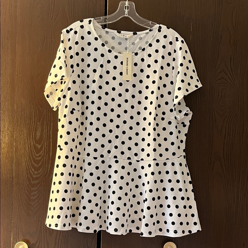 Agnes Orinda short sleeved white top with black polka dots. Size 2X. NWT